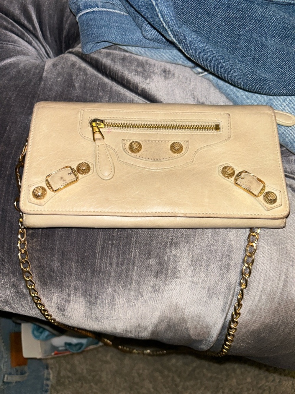 Balenciaga Classic Chain Wallet Clutch Cream
Leather Gold Hardware Crossbody - Picture 4 of 10